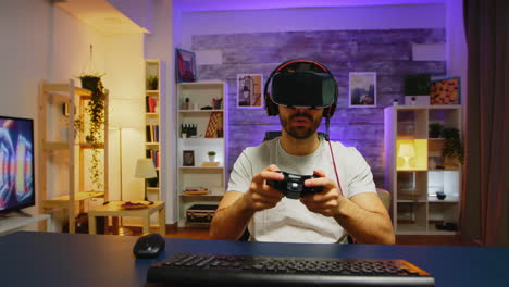 POV-Eines-Jungen-Mannes,-Der-Online-Spiele-Spielt