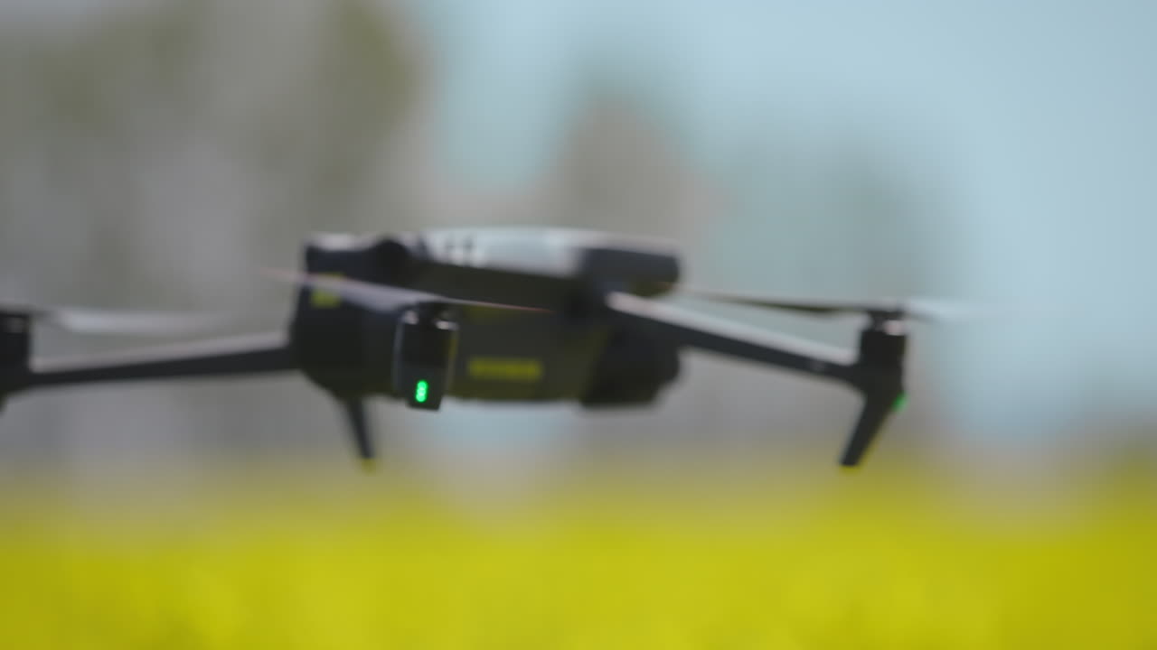 들판 위 를 날아다니는 드론