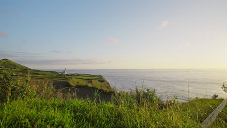 Atemberaubender-Sonnenuntergang-Am-Leuchtturm-Von-Ferraria,-Westlich-Von-São-Miguel,-Azoren