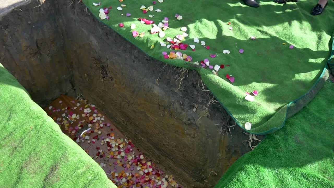 영구차나 예배당에 있는 장례식 관의 클로즈업 샷 또는 묘지의 매장