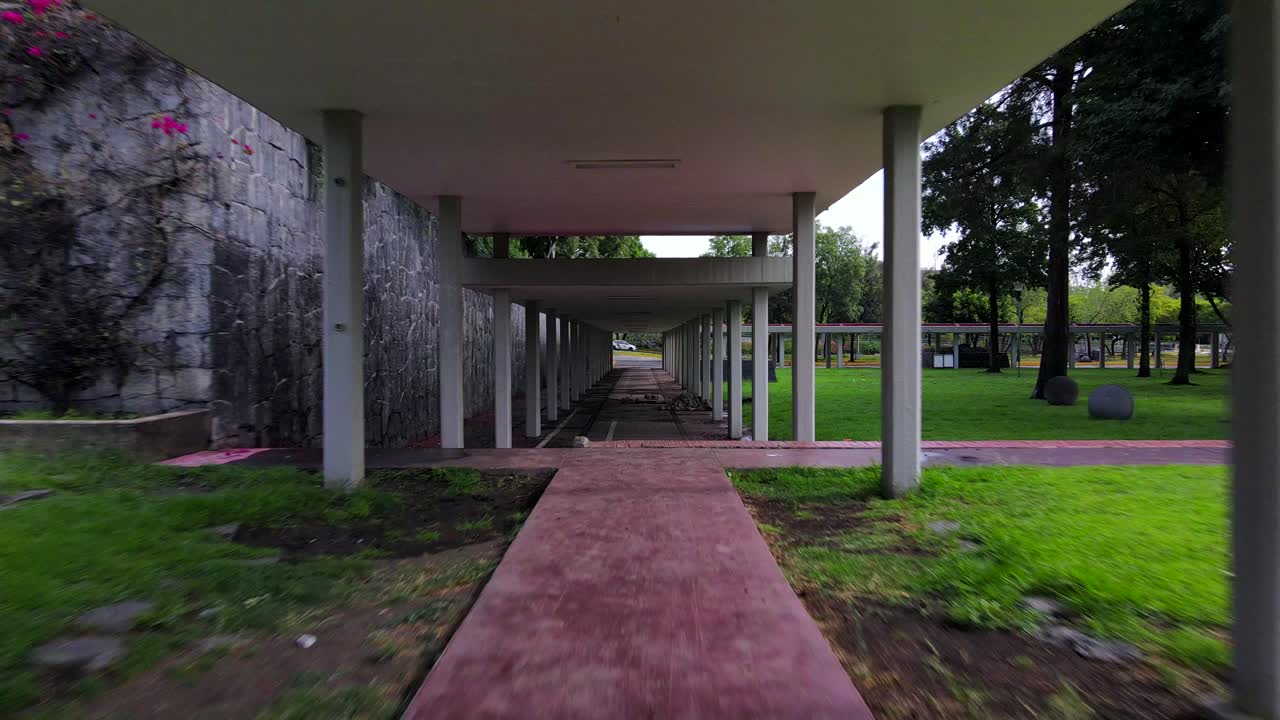 빠른 속도로 기둥 다리 터널을 통과하는 시네마틱 샷