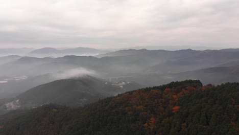 Nebliges-Gebirge-In-Japan