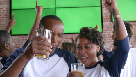 pareja viendo un juego en un bar deportivo en pantallas filmadas en r3d