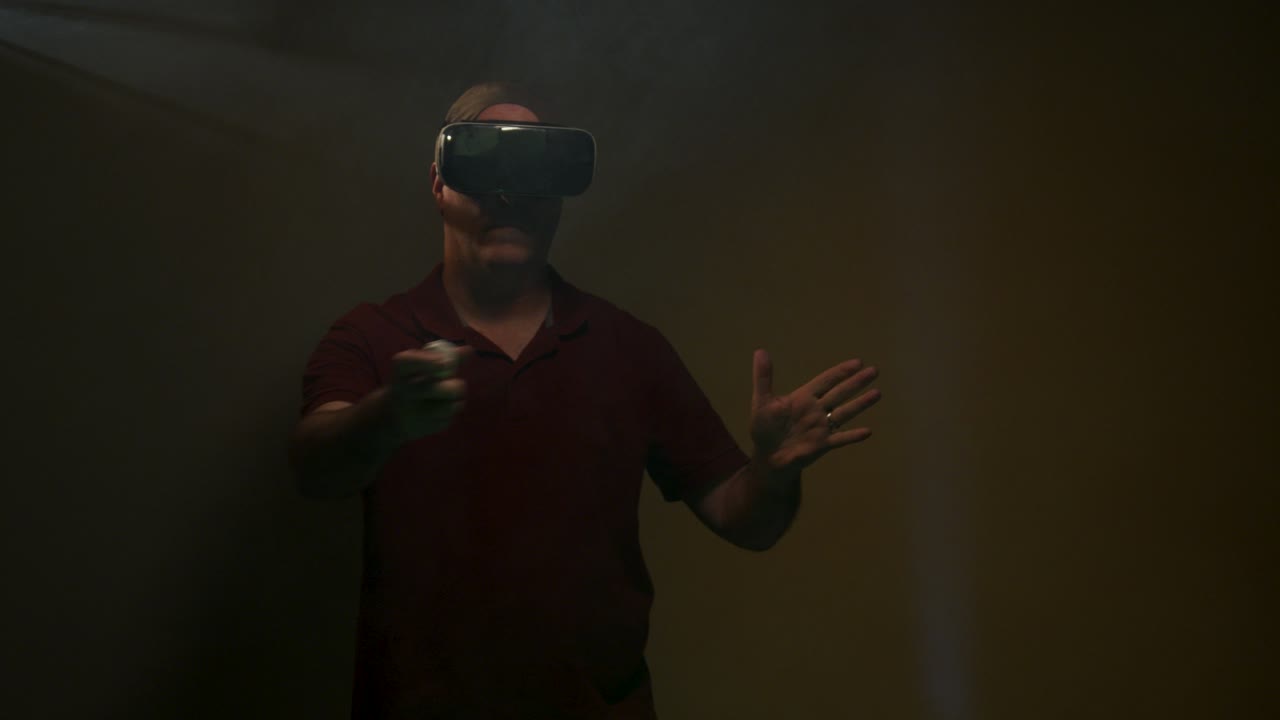 el hombre juega mientras usa auriculares vr, auriculares de realidad virtual