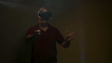 El-Hombre-Juega-Mientras-Usa-Auriculares-Vr,-Auriculares-De-Realidad-Virtual