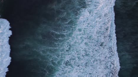 Eine-Wunderschöne-Aussicht-Auf-Das-Meer-Und-Die-Wellen,-Gefilmt-Aus-Einem-90-Grad-Winkel