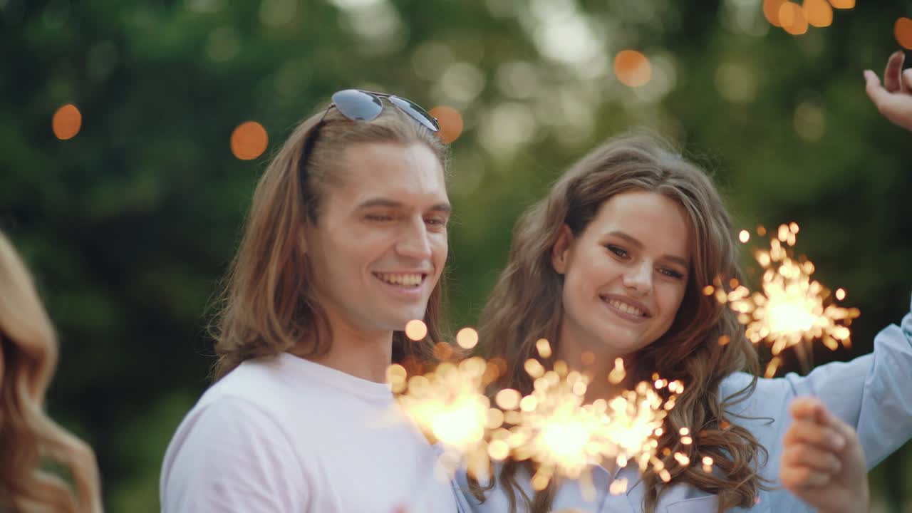 축제 파티 에서 반이는 불꽃 을 들고 있는 젊은이 들