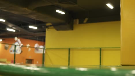 imagens em close-up em câmara lenta de um ginasta masculino a saltar sobre uma barreira.