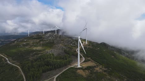 Der-Berg-Ist-In-Wolken-Gehüllt-Und-Die-Rotorblätter-Drehen-Sich-Langsam