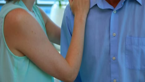 una mujer afectuosa besando a un hombre.