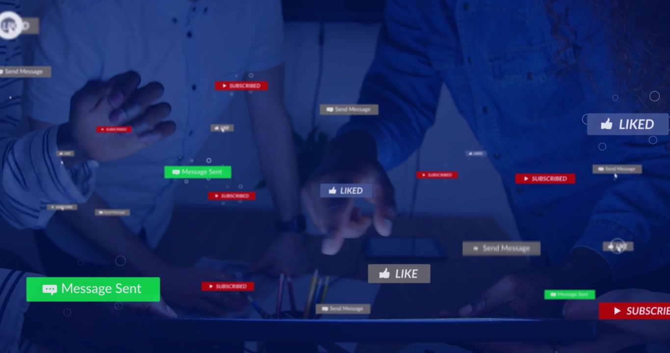 Quattro colleghi del marketing chinati su un touchscreen, che indicano e toccano, creando notifiche.