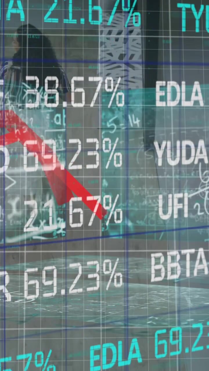 Animazione di elaborazione di dati finanziari su colleghi eterogenei che camminano in ufficio