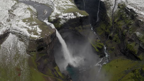 antena: volando hacia la cascada de haifoss en islandia