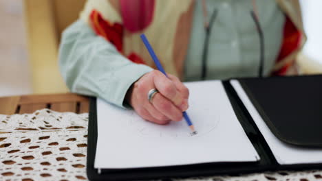 Mano-Sosteniendo,-Escribiendo-Y-Mujer-Mayor-Dibujando-Reloj