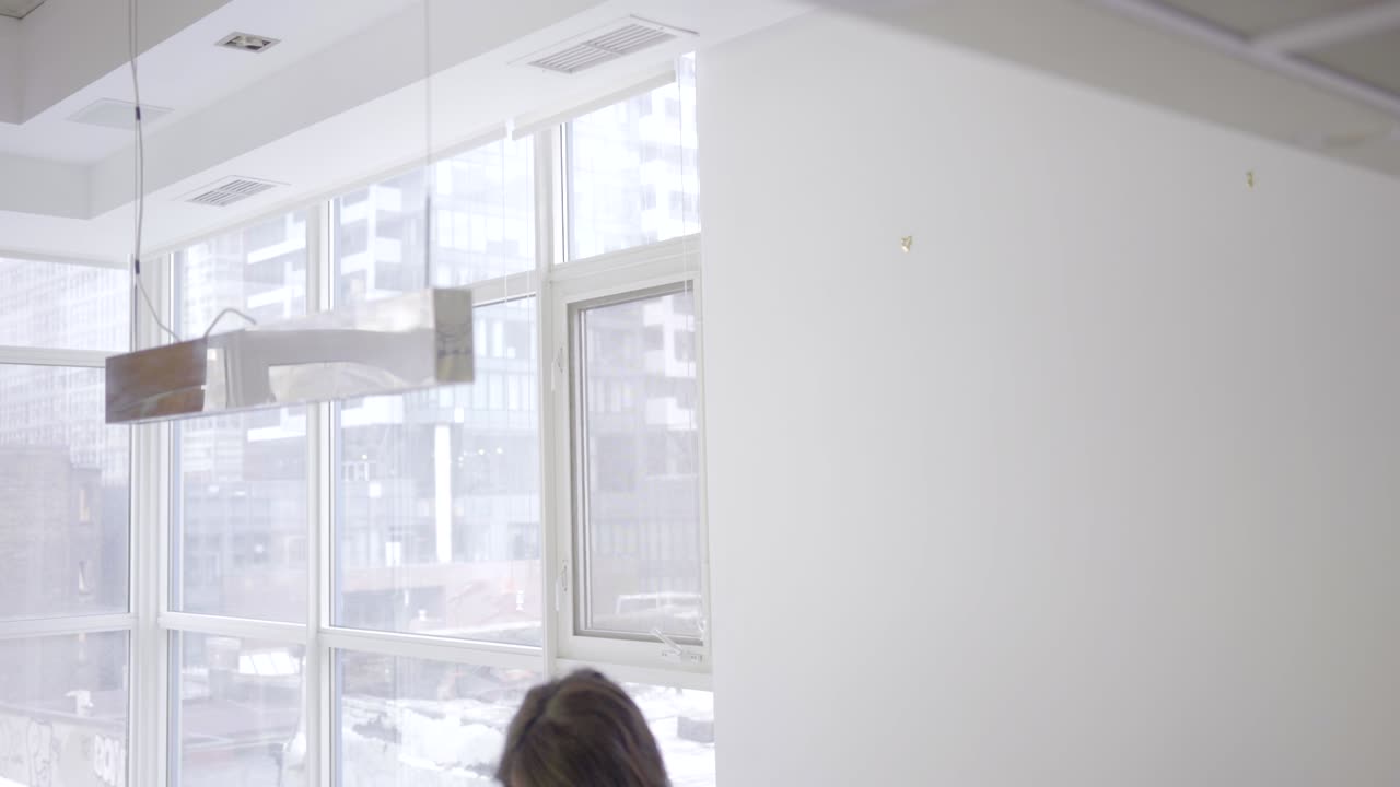 mujer árabe en el interior del hogar con tecnología redes sociales móvil feliz relajado