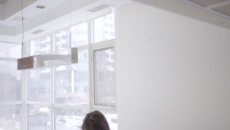 mujer árabe en el interior del hogar con tecnología redes sociales móvil feliz relajado