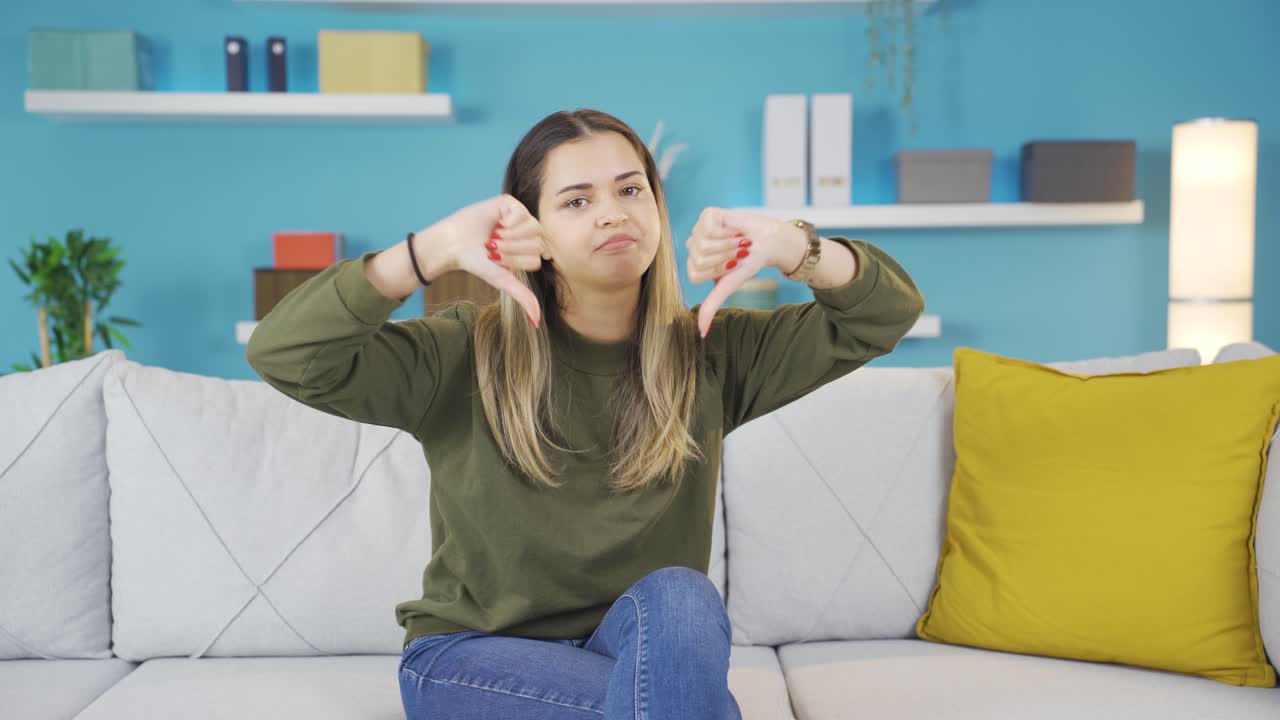 지루한 십대 소녀가 카메라에 부정적인 에너지를 표현하고 있습니다.