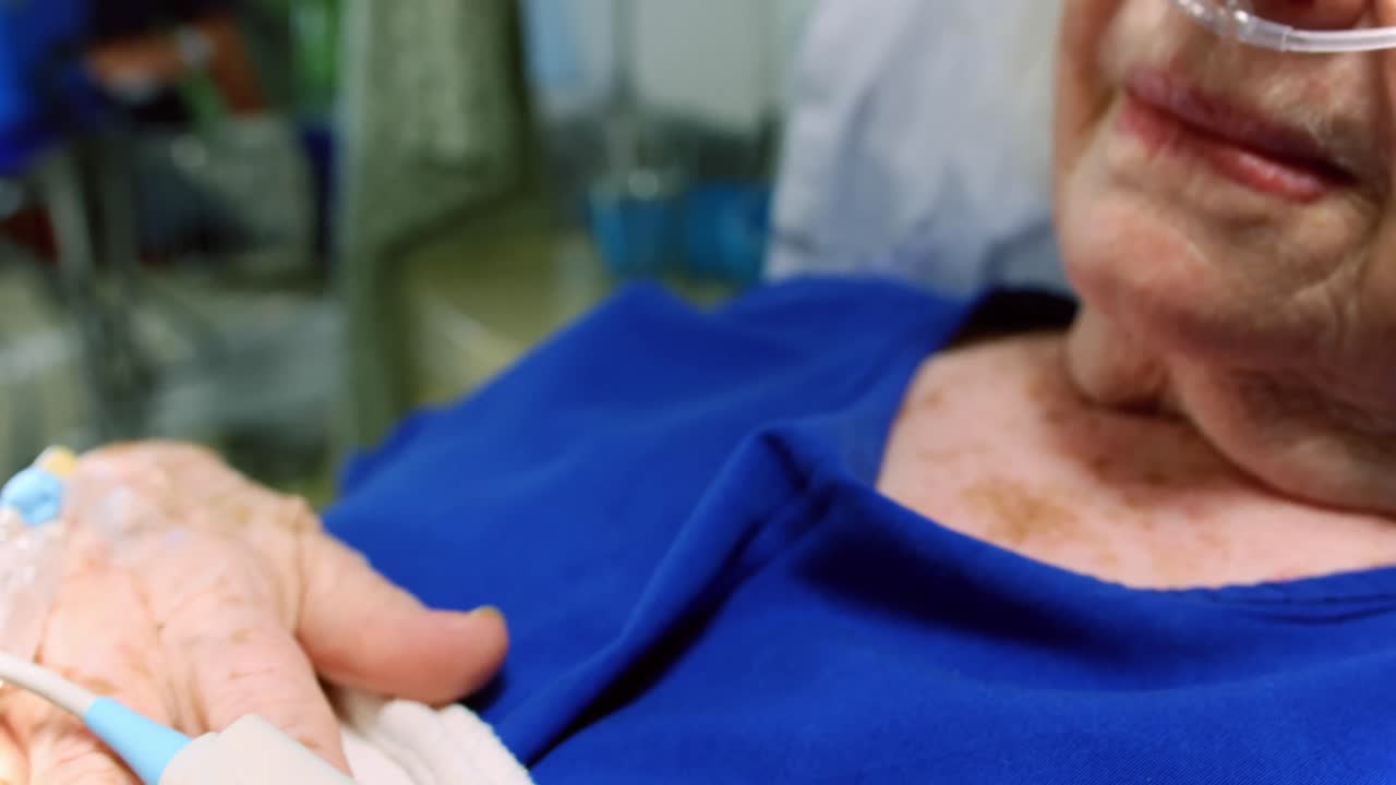 paciente mayor durmiendo en el pabellón 4k