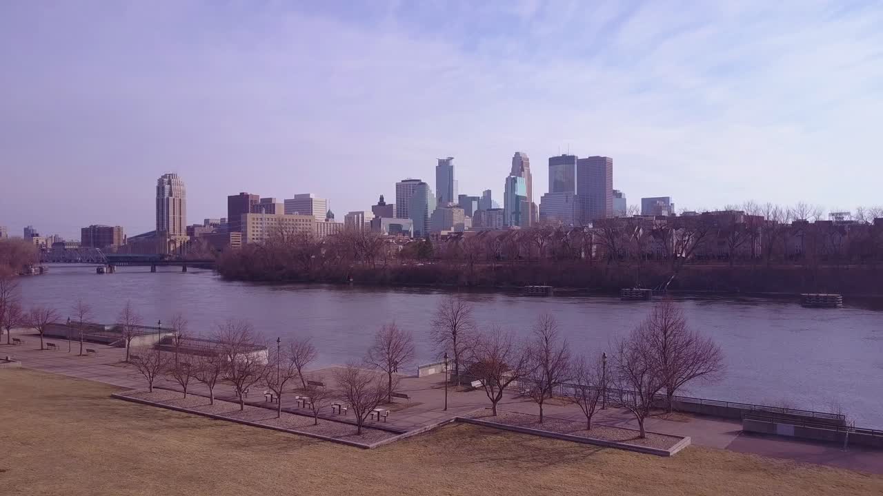 un hermoso vuelo aéreo sobre el río mississippi hacia minneapolis minnesota