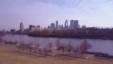 Una-Hermosa-Antena-Sobrevolando-El-Río-Mississippi-Hacia-Minneapolis,-Minnesota