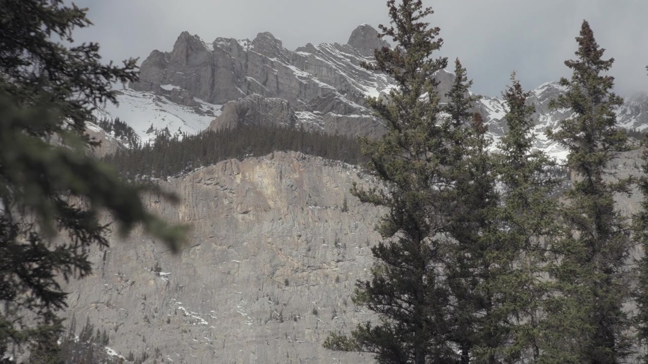 Cime innevate delle Montagne Rocciose nel Parco Nazionale di Banff in inverno, Canada