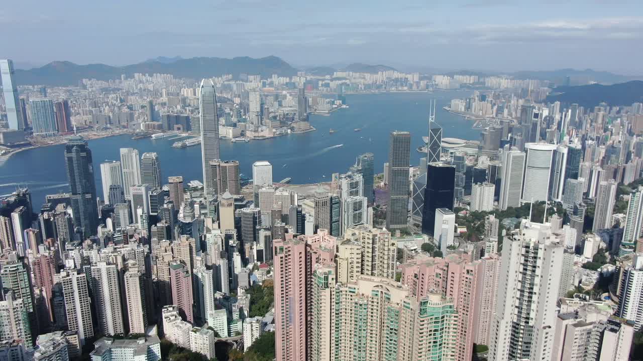 volar sobre la bahía victoria de hong kong con los rascacielos de la ciudad en un hermoso día
