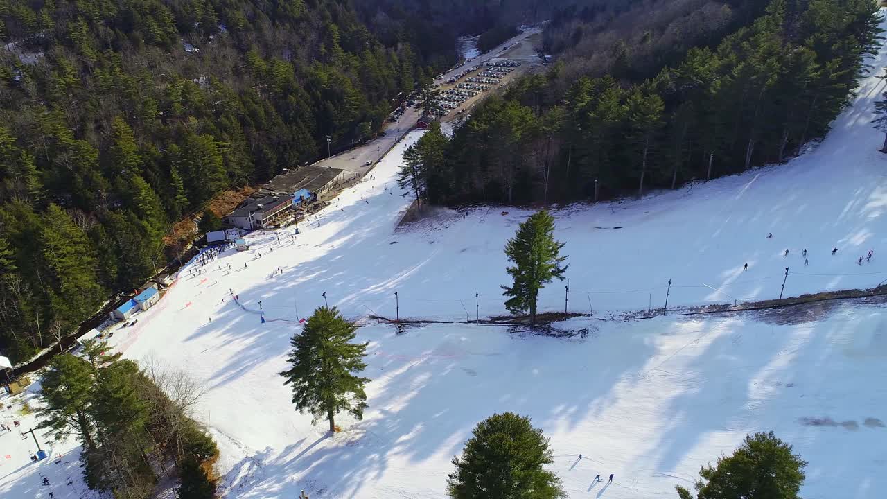 pequeña estación de esquí, video de drones