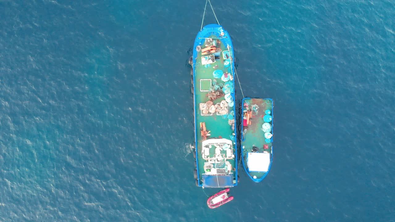 video aéreo de drones de malta, st pauls' bay y xemxija area