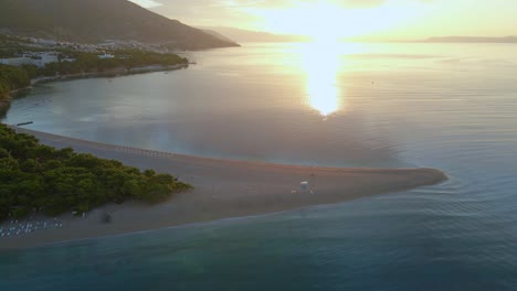 Strand-Von-Zlatni-Rat-Auf-Der-Insel-Brac,-Kroatien-Bei-Sonnenuntergang,-Luftaufnahme