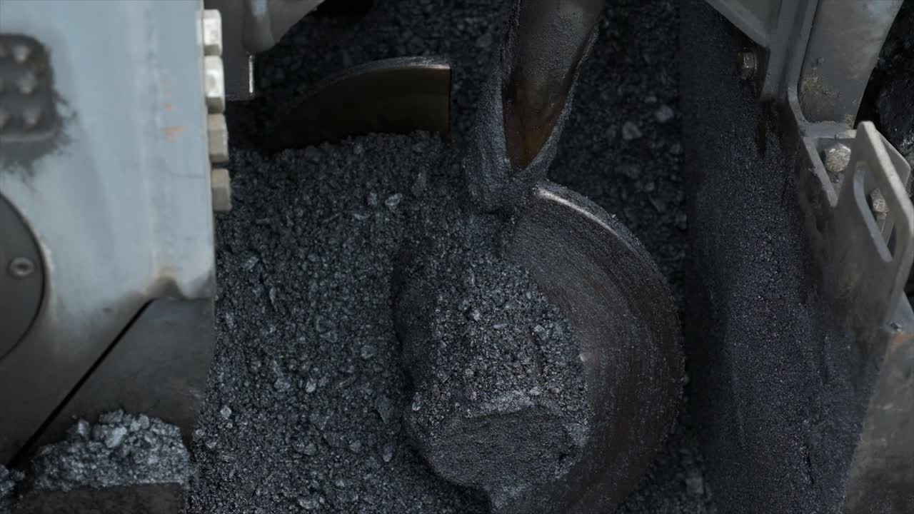 proceso de asfaltado de la infraestructura de construcción de carreteras extendiendo, comprimiendo, compactando, nivelando y suavizando la superficie de la carretera de asfalto utilizando un acabador de pavimento de asfalto de tolva