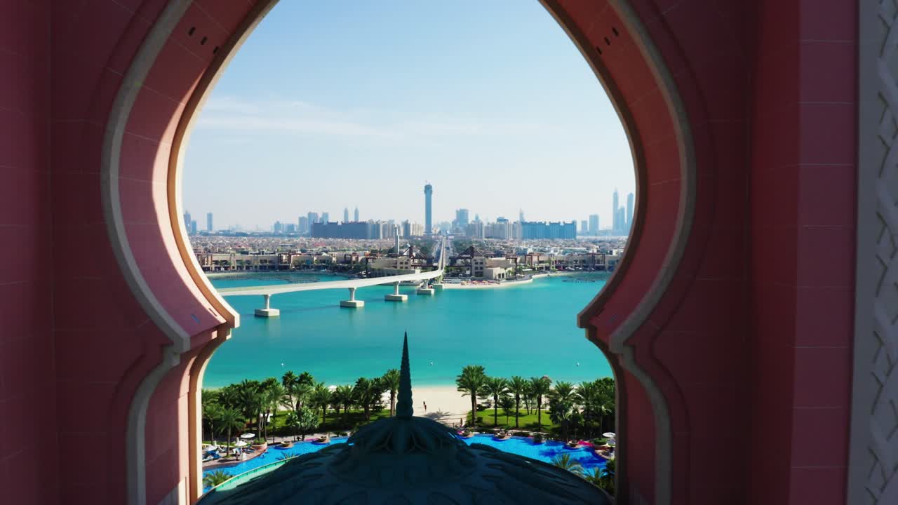 낮에 두바이 시의 드론 비디오, 물과 교통과 함께 현대 도시 개념