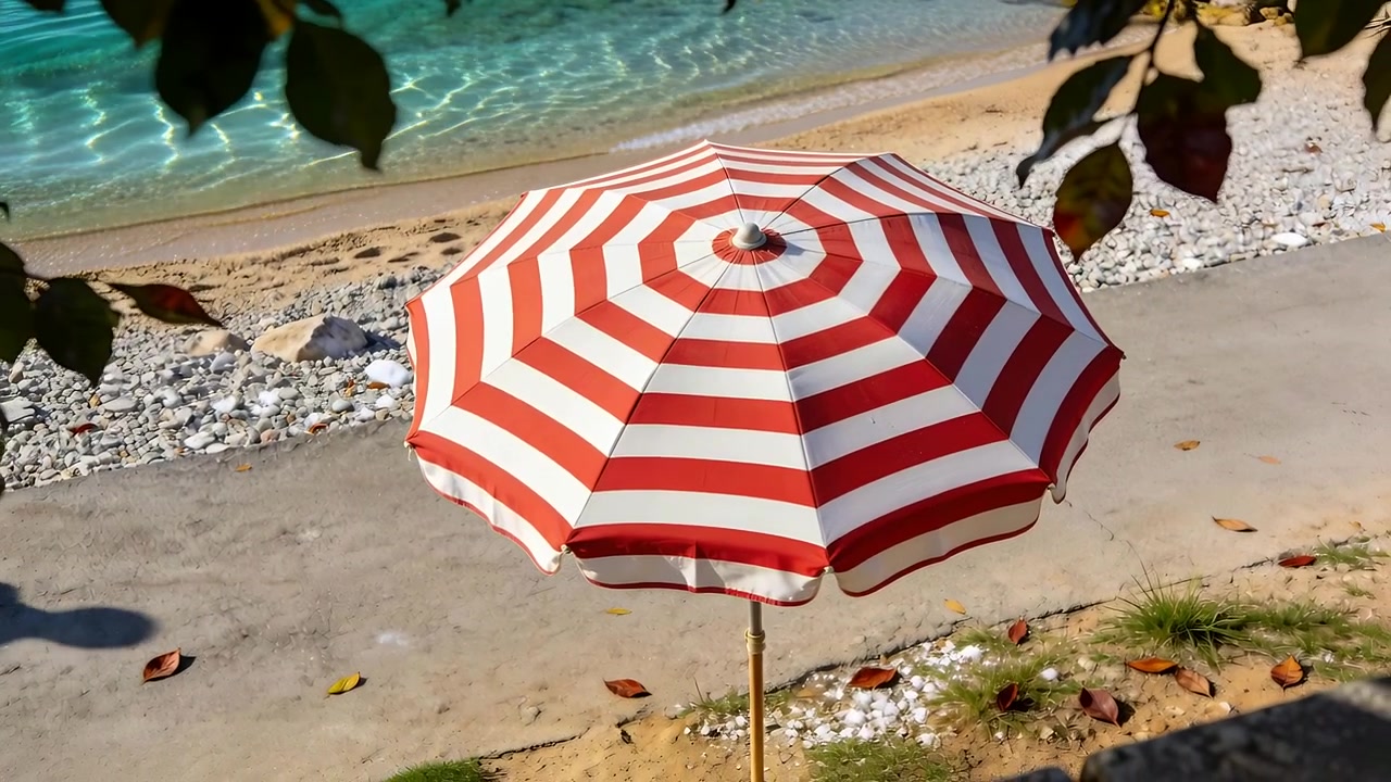 Persona che esce dall'inquadratura proiettando un'ombra sulla sabbia della spiaggia vicino a un ombrellone rosso e bianco, con foglie che si muovono.