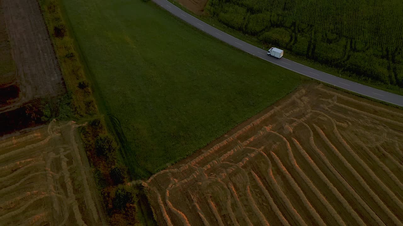 룩 업 샷:노천 광산 뒤의 주황색 국가 - 들판의 공중 전망과 수평선을 향해 위로 올라가는 차를 따라 지나가는 차