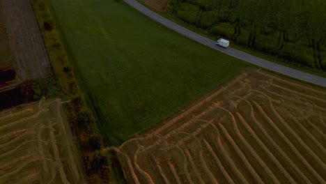 Blick-Nach-Oben:-Orangefarbenes-Land-Hinter-Einem-Tagebau---Luftaufnahme-Eines-Feldes-Und-Verfolgung-Eines-Vorbeifahrenden-Autos-Mit-Aufsteigender-Aufnahme-Zum-Horizont