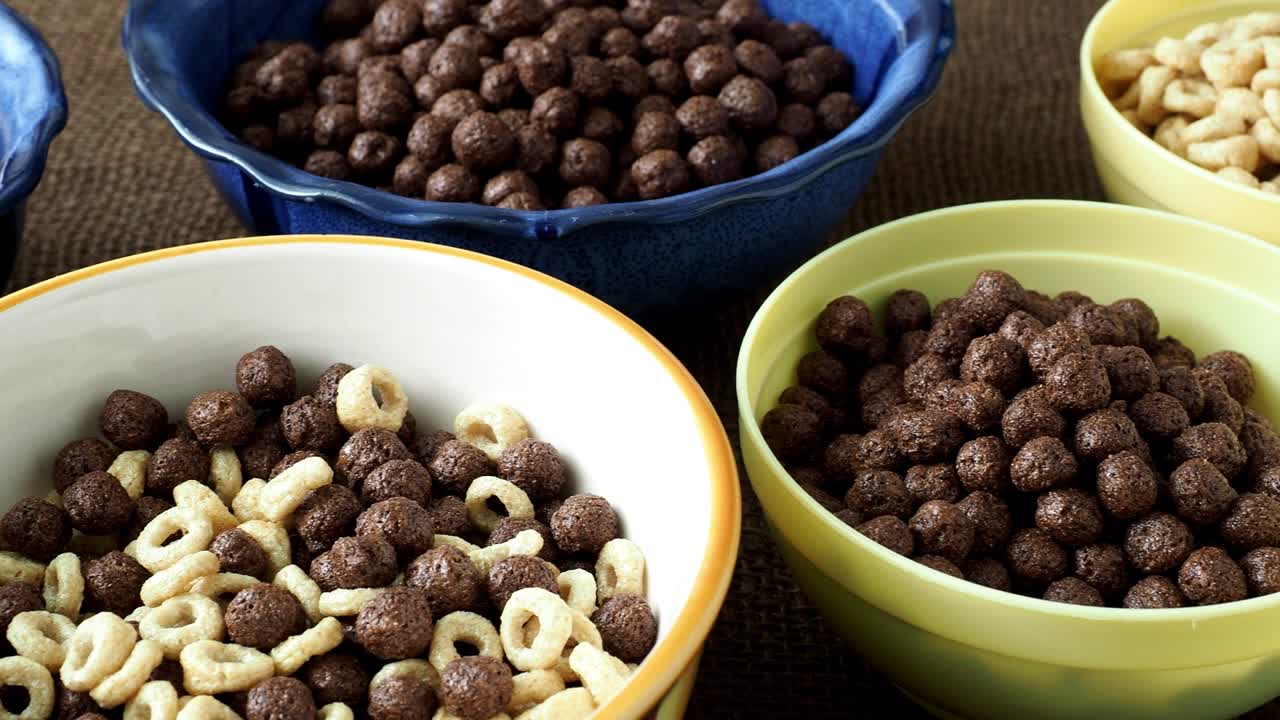 아침 식사를 위해 다양한 시리얼 그 세트: 초콜릿과 시리얼과 함께 옥수수 반지.