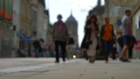 Plano-Largo-Desenfocado-De-Peatones-Caminando-Por-Cornmarket-Street-En-Oxford,-Inglaterra