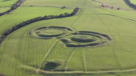 antigua colina de tara en irlanda con exuberante vegetación y sitios ceremoniales