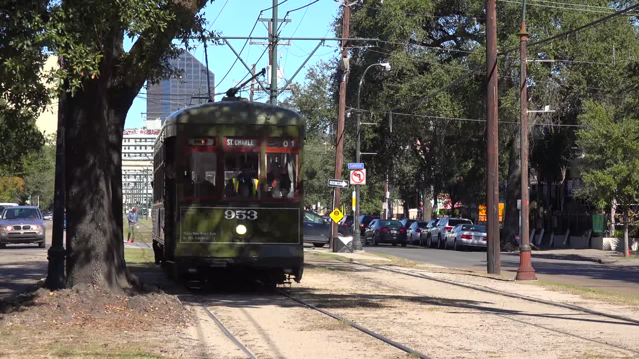 녹색 뉴올리언스 전차가 도시를 여행합니다.