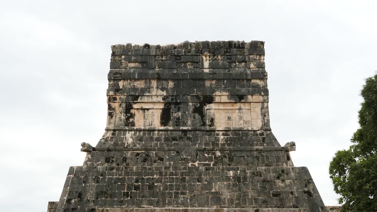 el templo de los jaguares en chichen itza, las grandes estructuras de la cancha de pelota