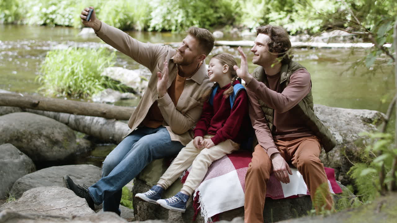 familia tomando una foto selfie cerca del río