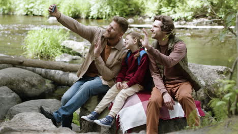 Familie,-Die-Selfie-foto-Nahe-Dem-Fluss-Macht