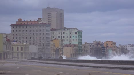 el paseo marítimo del malecón en la habana cuba recibe una paliza durante una gran tormenta de invierno 8