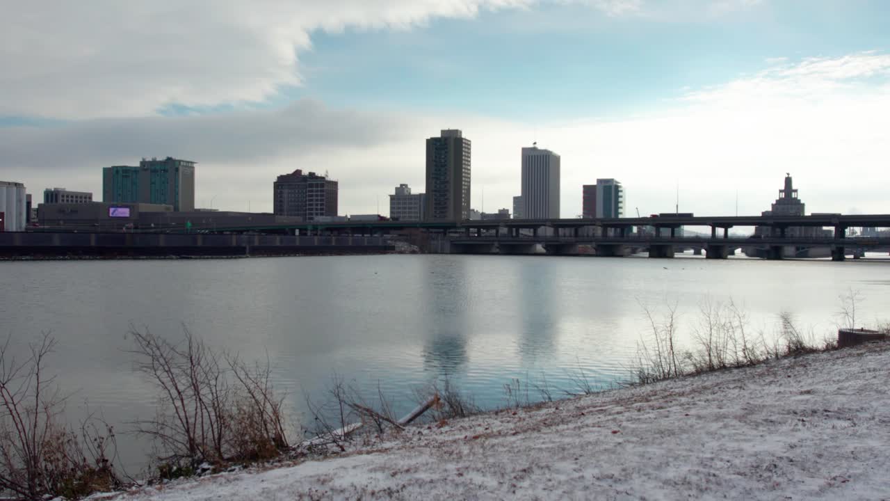 가벼운 눈이 내린 후 아침 삼나무 급류 강