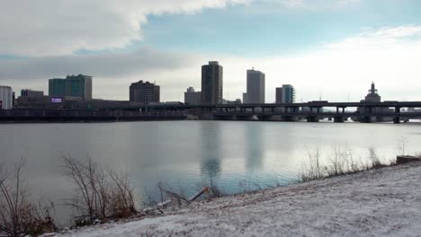 Río-Cedar-Rapids-La-Mañana-Después-De-Una-Ligera-Nevada