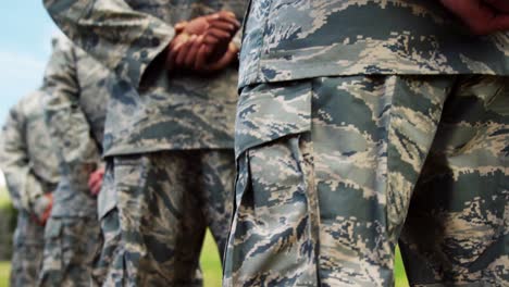 Gruppe-Von-Militärsoldaten,-Die-In-Der-Schlange-Stehen-4k