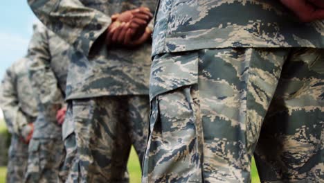 grupo de soldados militares de pie en la línea 4k