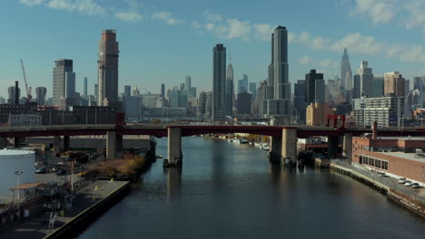 Vorwärtsflug-über-Wasserkanal-Im-Industriebezirk.-Moderne-Hochhäuser-Im-Hintergrund.-New-York-City,-Vereinigte-Staaten