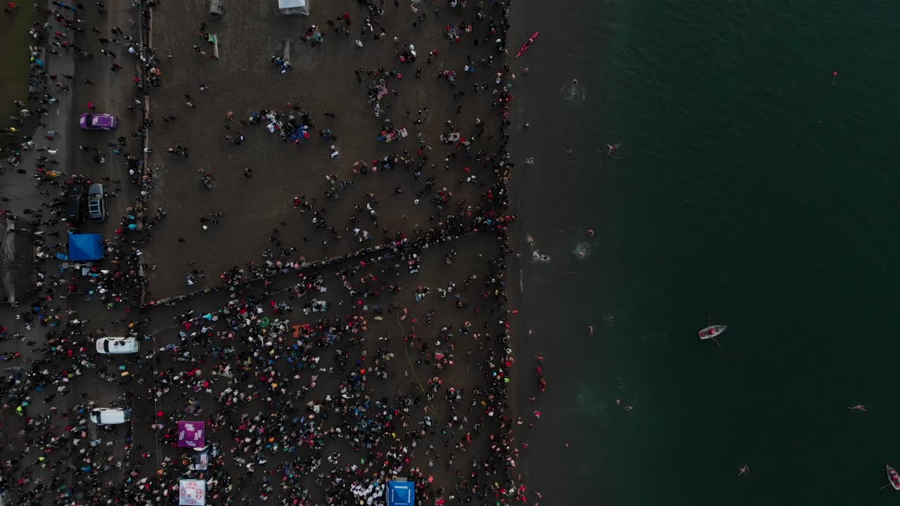 Diverse riprese con drone a English Bay, vicino al centro di Vancouver, BC, durante l'evento Polar Bear 2019.