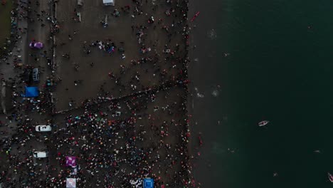 Varias-Tomas-De-Drones-En-English-Bay-Cerca-Del-Centro-De-Vancouver,-Bc-Durante-El-Evento-Polar-Bear-2019