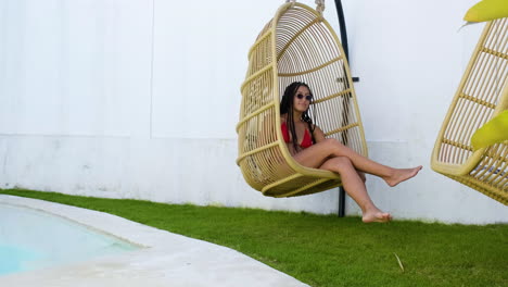 mujer en un jardín